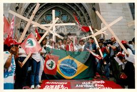Mobilização (São Paulo-SP, 17 abr. 1988) [fotografia] / Fotógrafo(a) : Douglas Mansur. -- Ref.: BR-SPMST_MST-SN-CIN_AMP_000373-001858-AMT.