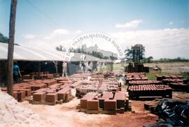 Assentamento "Justino" do MST - construção civil (Santa Catarina, [sem data]) [fotografia] / Fotógrafo(a) : Arquivo MST. -- Ref.: BR-SPMST_MST-SN-CIN_AMP_000203-001521-ASS.