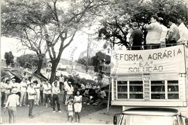 Caminhada pela Reforma Agrária (Campinas-SP, 01 mar. 1986) [fotografia] / Fotógrafo(a) : Douglas Mansur. -- Ref.: BR-SPMST_MST-SN-CIN_AMP_001424-011495-MAC.