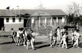Escola em assentamento (Santa Catarina, 1997) [fotografia] / Fotógrafo(a) : Arquivo MST. -- Ref.: BR-SPMST_MST-SN-CIN_AMP_000887-006228-EDU.