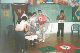 Curso de Relações Internacionais no Centro de Formação Roseli Nunes (São Paulo (Estado), set. 2001) [fotografia] / Fotógrafo(a) : Arquivo MST. -- Ref.: BR-SPMST_MST-SN-CIN_AMP_000856-005688-CUR.