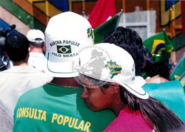 Chegada da Marcha Popular à Brasília (Brasília-DF, 07 out. 1999) [fotografia] / Fotógrafo(a) : Douglas Mansur. -- Ref.: BR-SPMST_MST-SN-CIN_AMP_001395-010931-MAC.