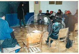 Oficina de Rádio no assentamento "Conquista da Fronteira" do MST (Hulha Negra-RS, jun. 2001) [fotografia] / Fotógrafo(a) : Leticia Barqueta. -- Ref.: BR-SPMST_MST-SN-CIN_AMP_000691-003874-ARV.