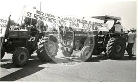 Manifestação (Campo Erê-SC, 1987) [fotografia] / Fotógrafo(a) : Arquivo MST. -- Ref.: BR-SPMST_MST-SN-CIN_AMP_000481-002805-AMT.
