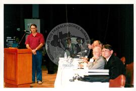 Tribunal Internacional dos Crimes do Latifúndio e da Política Governamental de Violação dos Direitos Humanos (Curitiba-PR, 02 mai. 2001) [fotografia] / Fotógrafo(a) : Douglas Mansur. -- Ref.: BR-SPMST_MST-SN-CIN_AMP_000134-000970-ACS.