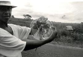 Grupo Projeto Liberdade-Despejo Fazenda Pandeny (São Paulo (Estado), [sem data]) [fotografia] / Fotógrafo(a) : Douglas Mansur. -- Ref.: BR-SPMST_MST-SN-CIN_AMP_001791-012959-VPP.