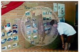 Plenária no Encontro Nacional de Militantes da Comunicação (Ribeirão Preto-SP, 02 dez. 2002) [fotografia] / Fotógrafo(a) : Leticia Barqueta. -- Ref.: BR-SPMST_MST-SN-CIN_AMP_000953-007585-ENC.