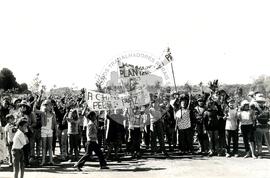 Protesto contra a violência da PM na "Fazenda Annoni" (Rio Grande do Sul, 02 out. 1986) [fotografia] / Fotógrafo(a) : Karine Emerich. -- Ref.: BR-SPMST_MST-SN-CIN_AMP_000452-002603-AMT.