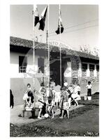 Escola em assentamento (Santa Catarina, 1997) [fotografia] / Fotógrafo(a) : Arquivo MST. -- Ref.: BR-SPMST_MST-SN-CIN_AMP_000887-006220-EDU.