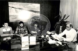 Lavradores com Jair Soares e Parlamentares (Distrito Federal (Brasil), [sem data]) [fotografia] / Fotógrafo(a) : [sem autoria]. -- Ref.: BR-SPMST_MST-SN-CIN_AMP_000643-003639-ARV.