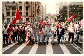 Mobilização (São Paulo-SP, 17 abr. 1988) [fotografia] / Fotógrafo(a) : Douglas Mansur. -- Ref.: BR-SPMST_MST-SN-CIN_AMP_000373-001918-AMT.
