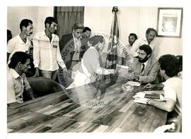 Posseiros com Danta Oliveira (Goiás, 17 jun. 1986) [fotografia] / Fotógrafo(a) : Edson G. Silva. -- Ref.: BR-SPMST_MST-SN-CIN_AMP_000647-003669-ARV.