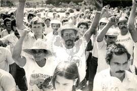 Manifestações dos acampados da "Annoni" em frente à sede regional do INCRA (Rio Grande do Sul, 01 mai. 1986) [fotografia] / Fotógrafo(a) : Karine Emerich. -- Ref.: BR-SPMST_MST-SN-CIN_AMP_000449-002584-AMT.
