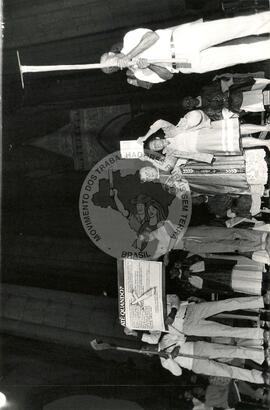 Missa de 30 dias da morte do Padre Josimo Moraes Tavares na Catedral da Sé (São Paulo-SP, 08 jun. 1986) [fotografia] / Fotógrafo(a) : Douglas Mansur. -- Ref.: BR-SPMST_MST-SN-CIN_AMP_000368-001771-AMT.