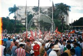 Ato público em frente ao Palácio das Esmeraldas (Goiânia-GO, 10 abr.) [fotografia] / Fotógrafo(a) : Christiane Campos. -- Ref.: BR-SPMST_MST-SN-CIN_AMP_000597-003428-AMT.