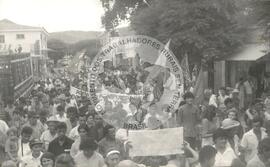 Manifestação de Trabalhadores (Quixeramobim-CE, 30 abr. 1992) [fotografia] / Fotógrafo(a) : Arquivo MST. -- Ref.: BR-SPMST_MST-SN-CIN_AMP_000511-002911-AMT.