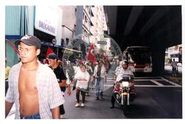 Marcha Sem Terra contra a prisão de 6 trabalhadores (São Paulo-SP, mar. 2000) [fotografia] / Fotógrafo(a) : Joaquim Duarte. -- Ref.: BR-SPMST_MST-SN-CIN_AMP_001426-011582-MAC.
