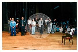 Tribunal Internacional dos Crimes do Latifúndio e da Política Governamental de Violação dos Direitos Humanos (Curitiba-PR, 02 mai. 2001) [fotografia] / Fotógrafo(a) : Douglas Mansur. -- Ref.: BR-SPMST_MST-SN-CIN_AMP_000135-000986-ACS.