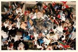 Mobilização (São Paulo-SP, 17 abr. 1988) [fotografia] / Fotógrafo(a) : Douglas Mansur. -- Ref.: BR-SPMST_MST-SN-CIN_AMP_000373-001934-AMT.