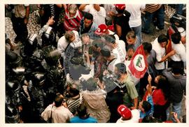 Mobilização (São Paulo-SP, 17 abr. 1988) [fotografia] / Fotógrafo(a) : Douglas Mansur. -- Ref.: BR-SPMST_MST-SN-CIN_AMP_000372-001852-AMT.