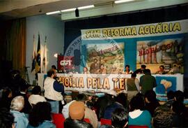 Vigília pela Reforma Agrária no Sindicato dos Metalúrgicos (São Bernardo do Campo-SP, 25 abr. 1992) [fotografia] / Fotógrafo(a) : Arquivo MST. -- Ref.: BR-SPMST_MST-SN-CIN_AMP_000382-002030-AMT.