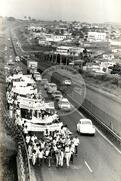 Caminhada pela Reforma Agrária (Campinas-SP, 01 mar. 1986) [fotografia] / Fotógrafo(a) : Douglas Mansur. -- Ref.: BR-SPMST_MST-SN-CIN_AMP_001424-011484-MAC.