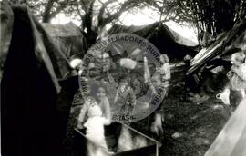 Acampamento do MST [sem identificação] (São Miguel das Missões-RS, jul. 1992) [fotografia] / Fotógrafo(a) : Debora Lerrer ; Claudemir. -- Ref.: BR-SPMST_MST-SN-CIN_AMP_000088-000694-ACP.