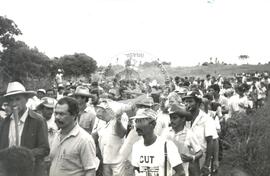 Romaria em homenagem as 350 famílias do KM 41 (São Mateus-ES, 10 jun. 1986) [fotografia] / Fotógrafo(a) : Maria de Fátima Ribeiro. -- Ref.: BR-SPMST_MST-SN-CIN_AMP_001959-015007-SPR.