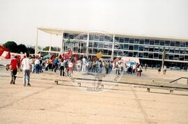 Entrega do resultado do plesbicito da ALCA atividades nacionais conjuntas (Distrito Federal (Brasil), 16 set. 2001) [fotografia] / Fotógrafo(a) : Gildo Aguiar. -- Ref.: BR-SPMST_MST-SN-CIN_AMP_000586-003312-AMT.