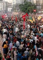 Manifestação pró Impechment - UNE E CUT (São Paulo (Estado), 25 ago. 1992) [fotografia] / Fotógrafo(a) : Juan Pezzeto. -- Ref.: BR-SPMST_MST-SN-CIN_AMP_000384-002109-AMT.