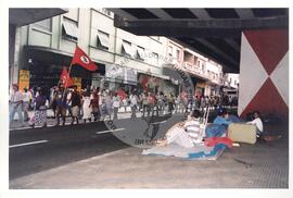Marcha Sem Terra contra a prisão de 6 trabalhadores (São Paulo-SP, mar. 2000) [fotografia] / Fotógrafo(a) : Joaquim Duarte. -- Ref.: BR-SPMST_MST-SN-CIN_AMP_001426-011575-MAC.
