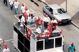 Chegada da Marcha Nacional à Brasília (Brasília-DF, fev. 1997) [fotografia] / Fotógrafo(a) : Douglas Mansur ; Paulo P. Lima. -- Ref.: BR-SPMST_MST-SN-CIN_AMP_001397-011020-MAC.