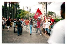 Mobilização para Marcha das Mulheres do acampamento "Terra sem males" do MST na Praça da Sé (São Paulo-SP, 08 mar. 2002) [fotografia] / Fotógrafo(a) : Arquivo MST. -- Ref.: BR-SPMST_MST-SN-CIN_AMP_000399-002283-AMT.