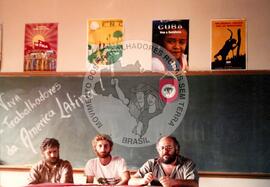 Manifestação em frente a sede regional do INCRA - Brasiguaios acampados em Eldorado e Sete Quedas (Mato Grosso do Sul, [sem data]) [fotografia] / Fotógrafo(a) : Cácio Cortez. -- Ref.: BR-SPMST_MST-SN-CIN_AMP_000615-003484-AMT.