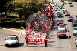 Entrega do resultado do plesbicito da ALCA atividades nacionais conjuntas (Distrito Federal (Brasil), 16 set. 2001) [fotografia] / Fotógrafo(a) : Gildo Aguiar. -- Ref.: BR-SPMST_MST-SN-CIN_AMP_000587-003345-AMT.