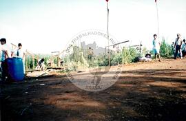 Acampamento " Nova Canudos- Fazenda Engenheiro D'Agua" do MST (Porto Feliz-SP, fev. 1999) [fotografia] / Fotógrafo(a) : Douglas Mansur. -- Ref.: BR-SPMST_MST-SN-CIN_AMP_000046-000243-ACP.
