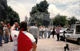 Manifestação na Embaixada da Indonésia pró Timor Leste (Brasília-DF, 10 dez. 1996) [fotografia] / Fotógrafo(a) : Arquivo MST. -- Ref.: BR-SPMST_MST-SN-CIN_AMP_001133-009372-RIT.