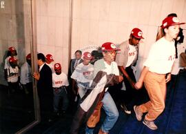 Chegada da Marcha Popular à Brasília (Brasília-DF, 07 out. 1999) [fotografia] / Fotógrafo(a) : Douglas Mansur. -- Ref.: BR-SPMST_MST-SN-CIN_AMP_001395-010935-MAC.