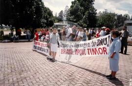 Manifestação na Embaixada da Indonésia pró Timor Leste (Brasília-DF, 10 dez. 1996) [fotografia] / Fotógrafo(a) : Arquivo MST. -- Ref.: BR-SPMST_MST-SN-CIN_AMP_001133-009369-RIT.