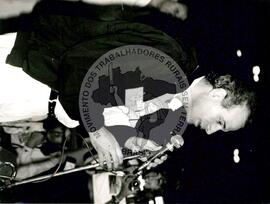 Celso Daniel [Santo André-SP, Prefeito] (São Bernardo do Campo-SP, 01 mai. 1990) [fotografia] / Fotógrafo(a) : Ademir Tomanini. -- Ref.: BR-SPMST_MST-SN-CIN_AMP_001472-011817-PER.