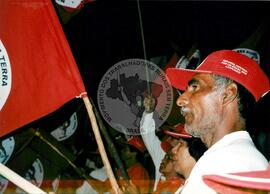 Partida de futebol entre o time do MST e do Chico Buarque (Rio de Janeiro (Estado), mar. 2000) [fotografia] / Fotógrafo(a) : Maysa Mendonça. -- Ref.: BR-SPMST_MST-SN-CIN_AMP_000805-005194-CUL.