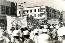 Manifestação Dia do Agricultor (Erechim-RS, 24 jul. 1987) [fotografia] / Fotógrafo(a) : Karine Emerich. -- Ref.: BR-SPMST_MST-SN-CIN_AMP_000456-002666-AMT.