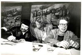 Vígiila pela Reforma Agrária no Sindicato dos Metalúrgicos (São Bernardo do Campo-SP, 25 abr. 1992) [fotografia] / Fotógrafo(a) : Douglas Mansur. -- Ref.: BR-SPMST_MST-SN-CIN_AMP_000383-002040-AMT.