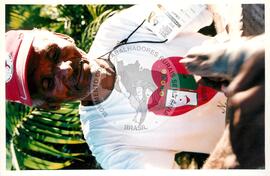 Semana Nacional de Cultura Brasileira e Reforma Agrária (Rio de Janeiro-RJ, 18 mar. 2002) [fotografia] / Fotógrafo(a) : João Laet. -- Ref.: BR-SPMST_MST-SN-CIN_AMP_001817-013408-NDT.