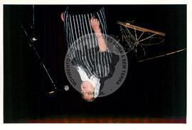 Mística de Abertura do Tribunal (Curitiba-PR, 02 mai. 2001) [fotografia] / Fotógrafo(a) : Douglas Mansur. -- Ref.: BR-SPMST_MST-SN-CIN_AMP_001917-014350-SJM.