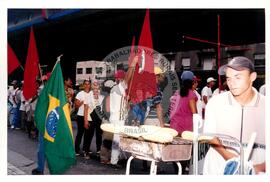 Marcha Sem Terra contra a prisão de 6 trabalhadores (São Paulo-SP, mar. 2000) [fotografia] / Fotógrafo(a) : Joaquim Duarte. -- Ref.: BR-SPMST_MST-SN-CIN_AMP_001426-011579-MAC.