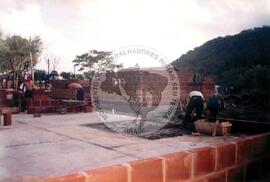 Assentamento "Justino" do MST - construção civil (Santa Catarina, [sem data]) [fotografia] / Fotógrafo(a) : Arquivo MST. -- Ref.: BR-SPMST_MST-SN-CIN_AMP_000203-001510-ASS.