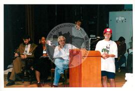 Tribunal Internacional dos Crimes do Latifúndio e da Política Governamental de Violação dos Direitos Humanos (Curitiba-PR, 02 mai. 2001) [fotografia] / Fotógrafo(a) : Douglas Mansur. -- Ref.: BR-SPMST_MST-SN-CIN_AMP_000135-000998-ACS.
