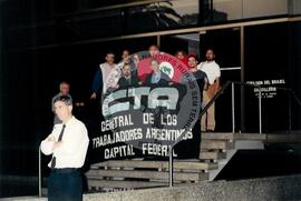 Embaixada brasileira no julgamento de José Rainha (Argentina, 1999) [fotografia] / Fotógrafo(a) : Carlos Calvo. -- Ref.: BR-SPMST_MST-SN-CIN_AMP_001091-008814-RIT.