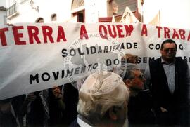 Manifestação durante a visita de FHC a Santarém (Santarém (Espanha), [sem data]) [fotografia] / Fotógrafo(a) : [sem autoria]. -- Ref.: BR-SPMST_MST-SN-CIN_AMP_001121-009271-RIT.